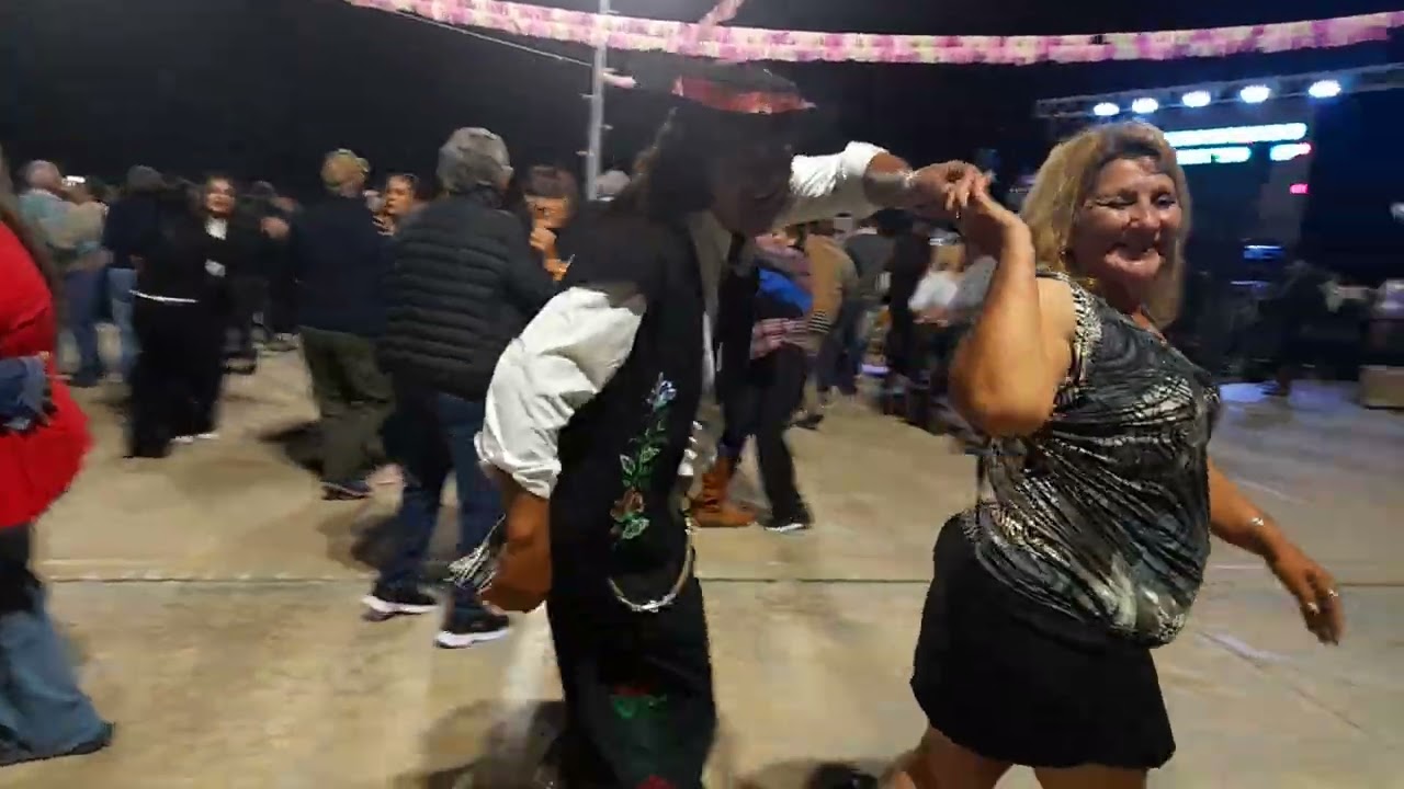 Asi,  bailando toda la noche se festejó el cumpleaños del Paraje k. 101