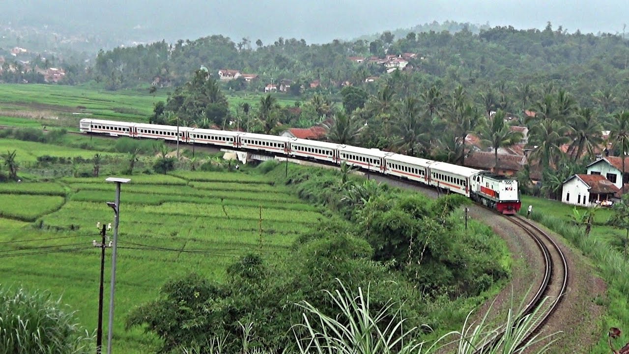 KERETA API NANJAK MUDUN DI TIBER KADUNGORA GARUT