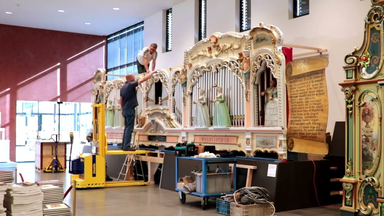 Eine Konzertorgel wird aufgebaut