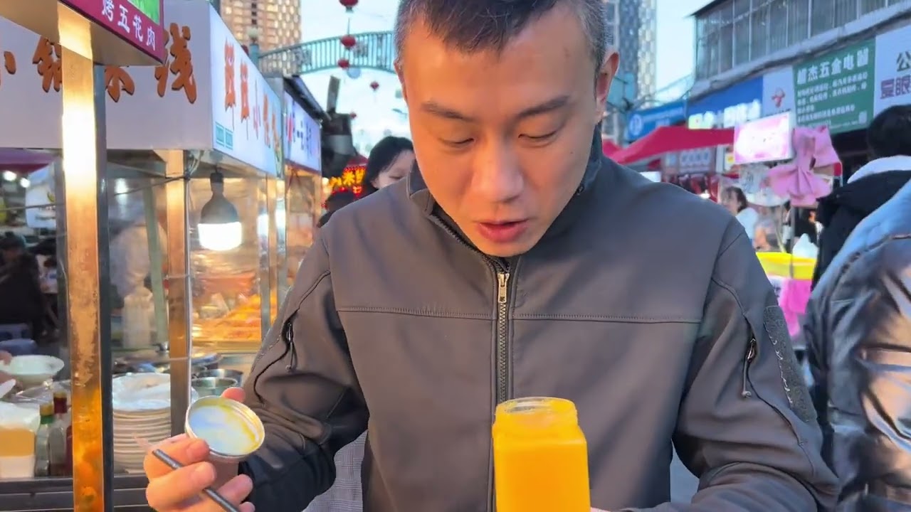 波波一家逛小吃街，鸟大爷见肉就激动，还没吃就先摔了个跟头！