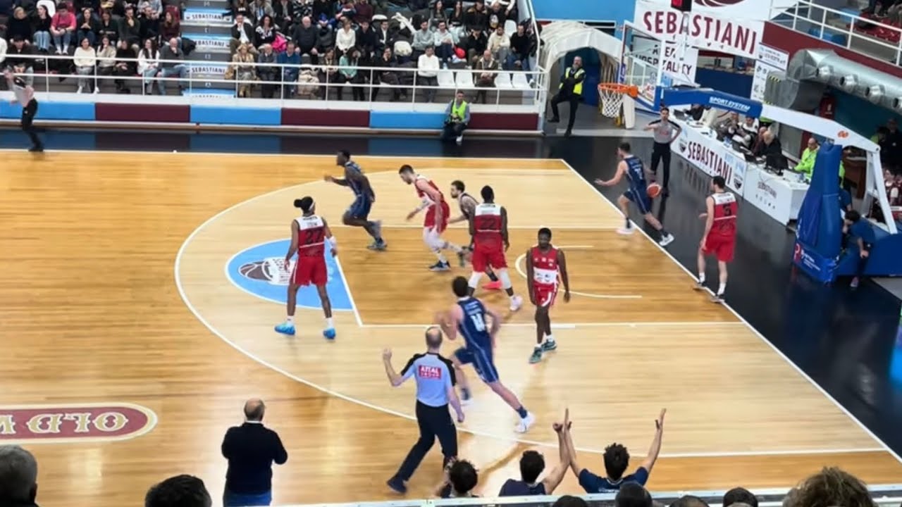 Sebastiani Rieti-Fortitudo Bologna: alcuni momenti del match 