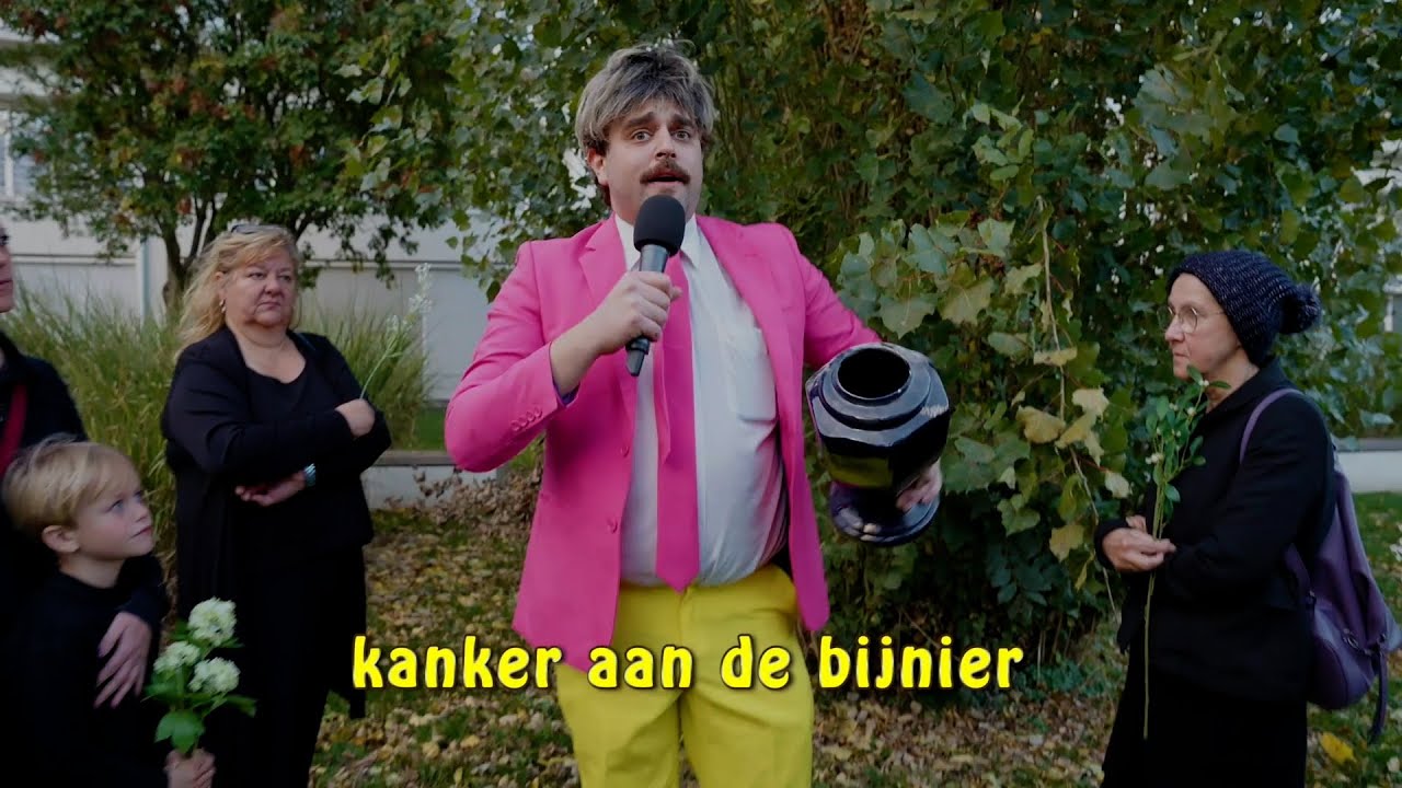 Charmezanger Roland bezingt de doden