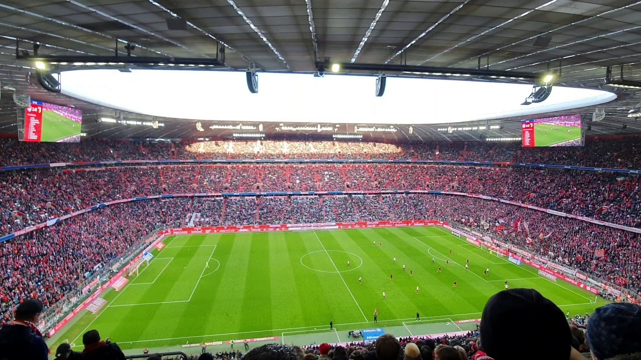 Allianz Arena Torjubel und Torhymne Leon Goretzka Bayern 2:0 Augsburg 08.03.2020