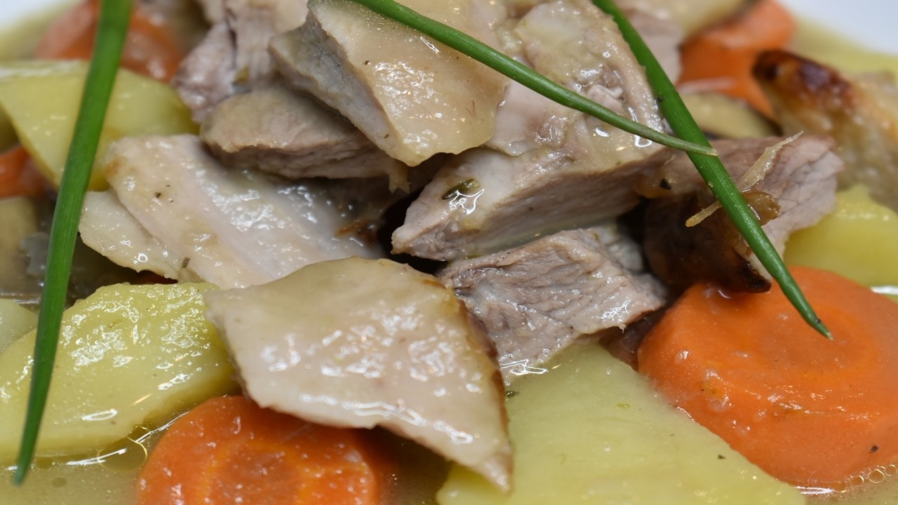 Jarret de Porc en Potée : Ingrédients et Préparation Étape par Étape #viande #cuisine #viande en jus