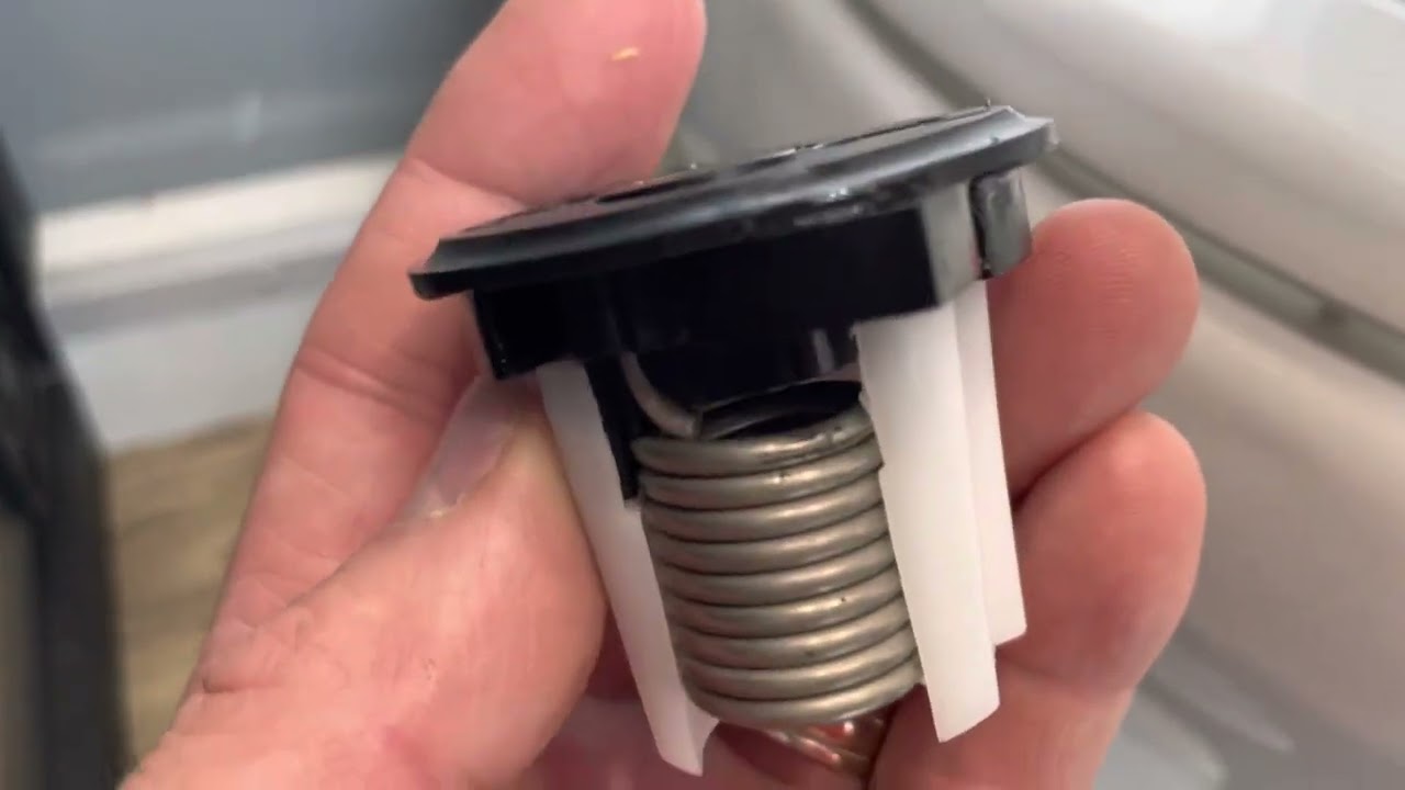 Возвратный клапан педали смыва унитаза Dometic не закрывается. Застрял в открытом положении.