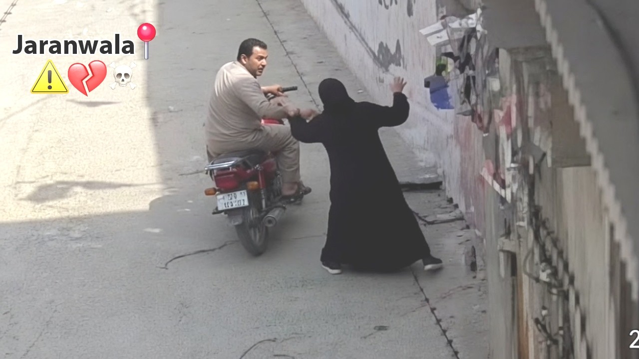 Jaranwala street footage: thief tries to run &ndash; Instant karma hits &ndash; Wake up call for criminals