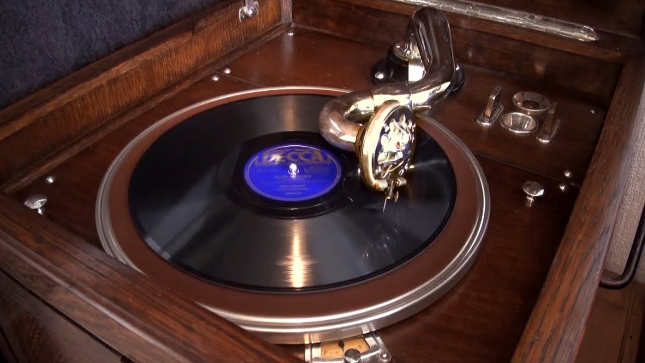 HMV Model 157 Gramophone plays Bob Crosby