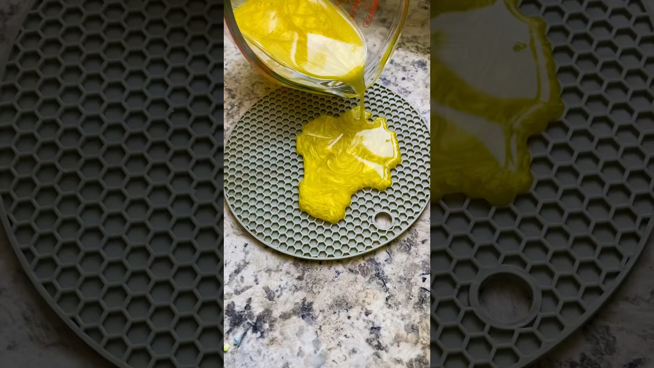 Making a wax melt crumble with this wax pour! This time it&rsquo;s desert colors 🌵🏜️ #satisfying #shorts