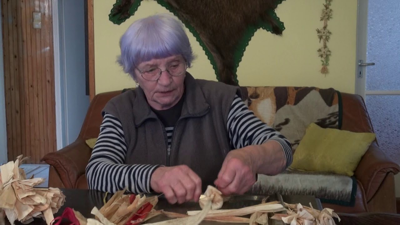 Rózsa készítése csuhéból - Gál Mihályné (Seregélyes)