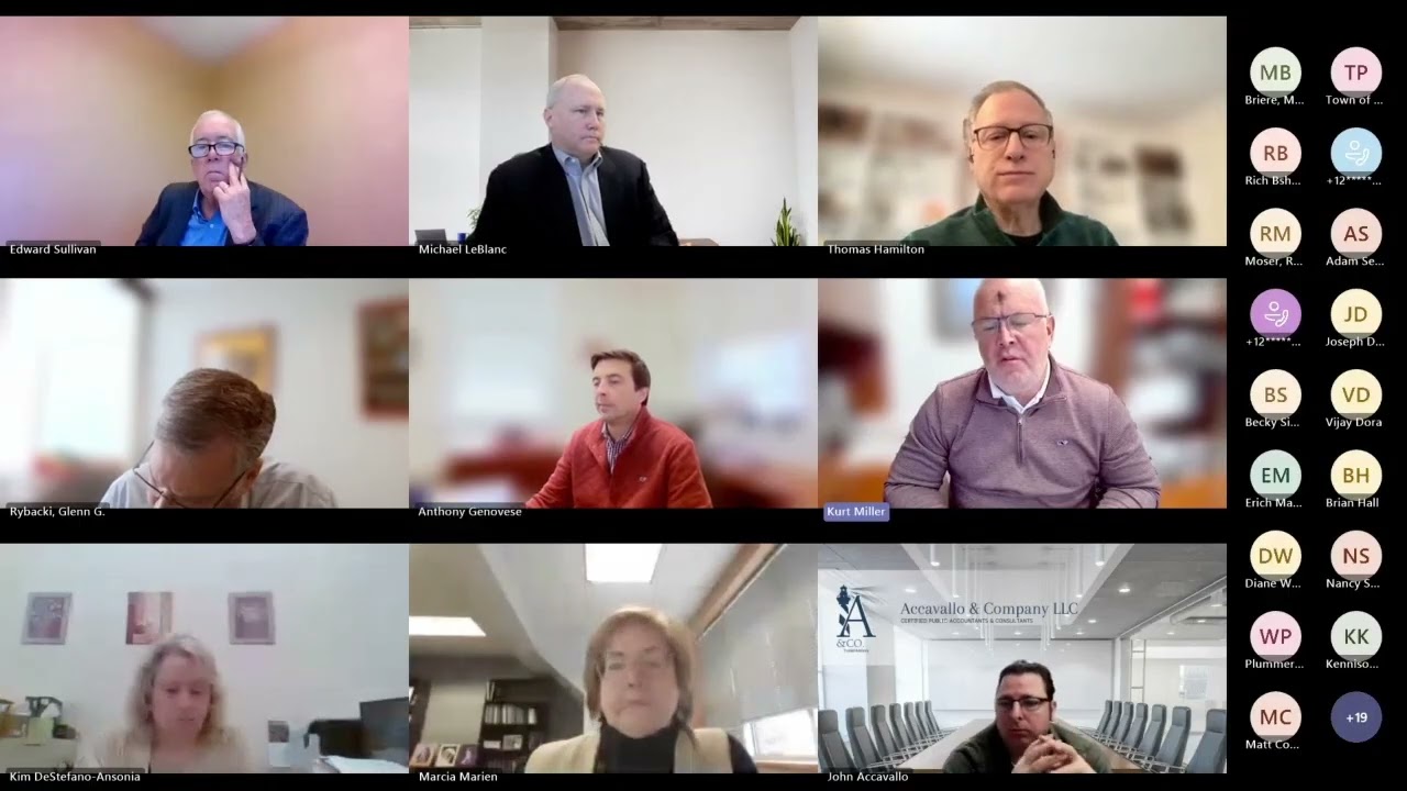 Ансония обсуждает будущее с экспертами по государственным финансам.