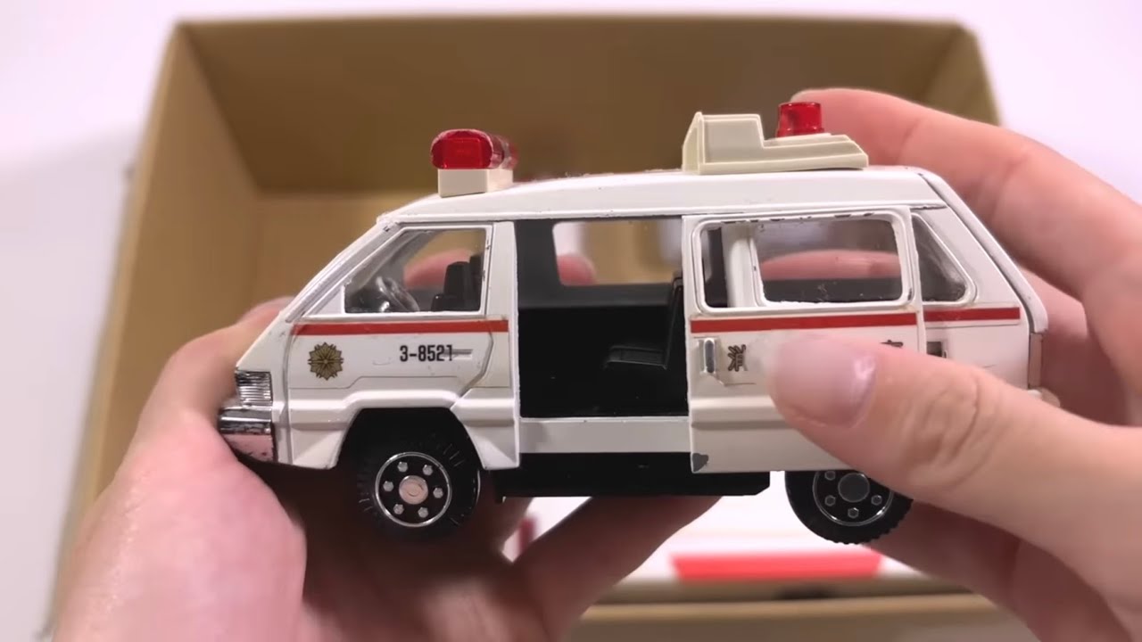 【ピーポーピーポー！🚑】ミニ救急車が大爆走Emergency ambulance toy rushes down slope fast!