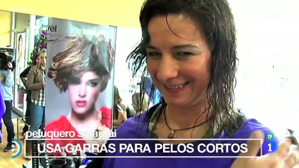Peluquero que corta el cabello con catanas y fuego