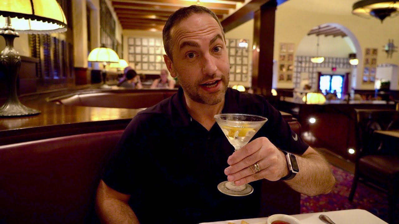 Обед с тремя мартини в ресторане Hollywood Brown Derby в тематическом парке Disney Hollywood Stud...