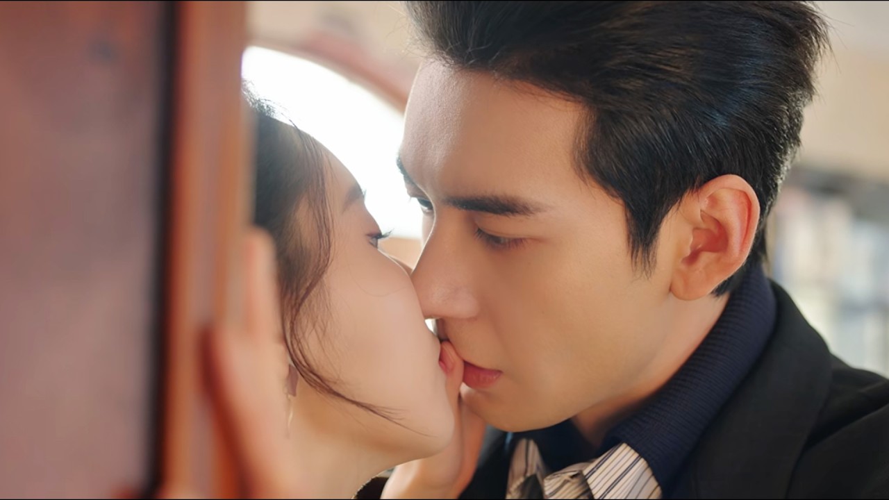 【突然的喜欢】灰姑娘得知霸總即將訂婚，決心奪回自己的愛情，和霸總借位高甜吻！💕#突然的喜欢 #王玉雯 #陈星旭 #最新電影#愛情電影