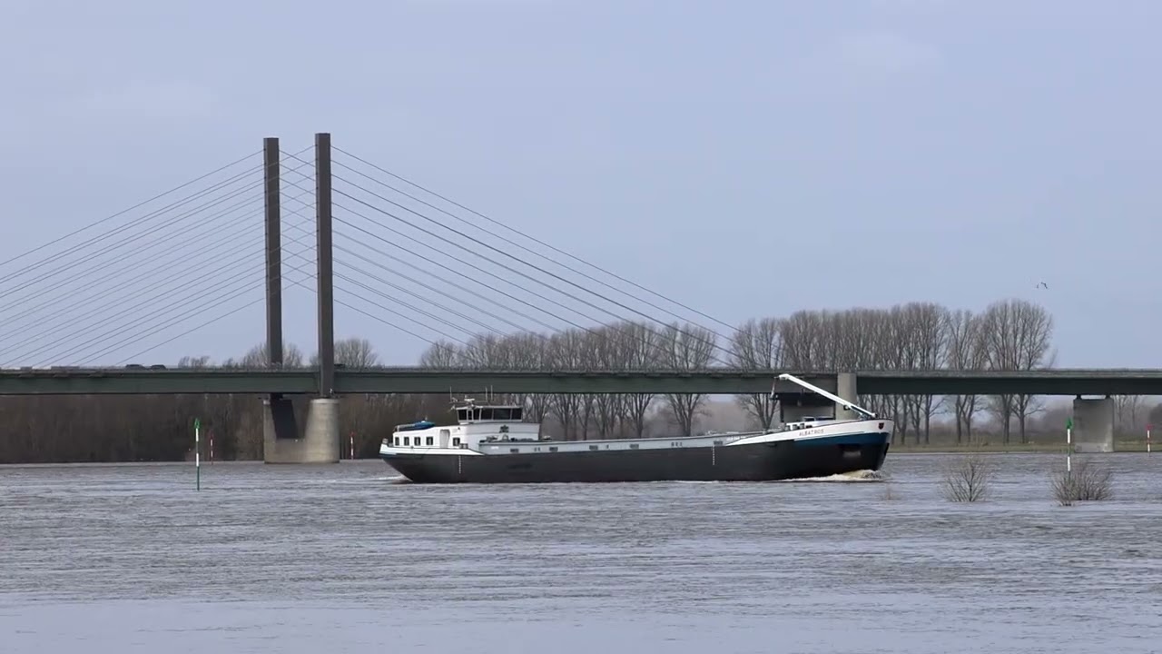 Schiffe auf dem Rhein bei Kilometer 837.