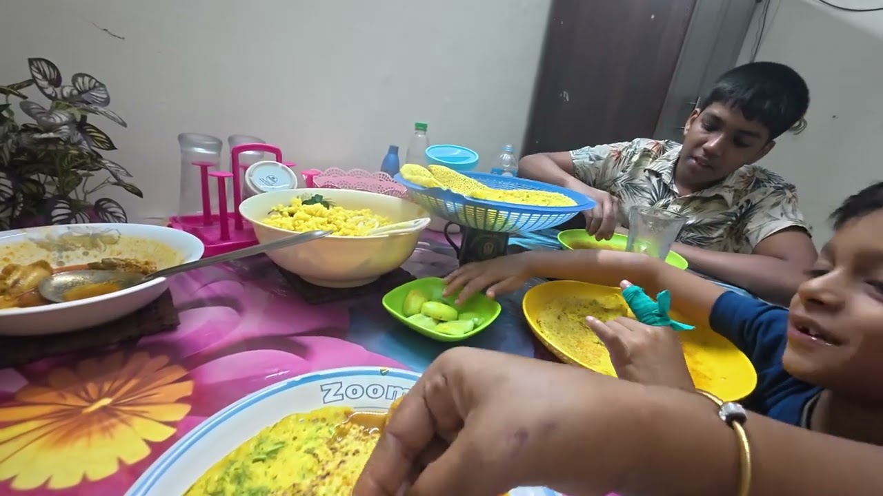 পরিবারের সাথে তৃপ্তির ইফতার 🤲 খিচুড়ি, মুরগির মাংস ও চাপড়ি