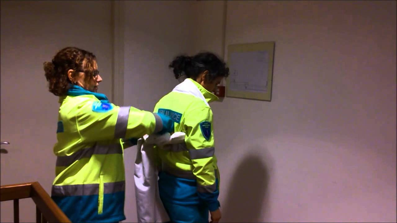 begeleiden traplopen bij risico op vallen (Kijlstra Ambulancezorg Fryslan)