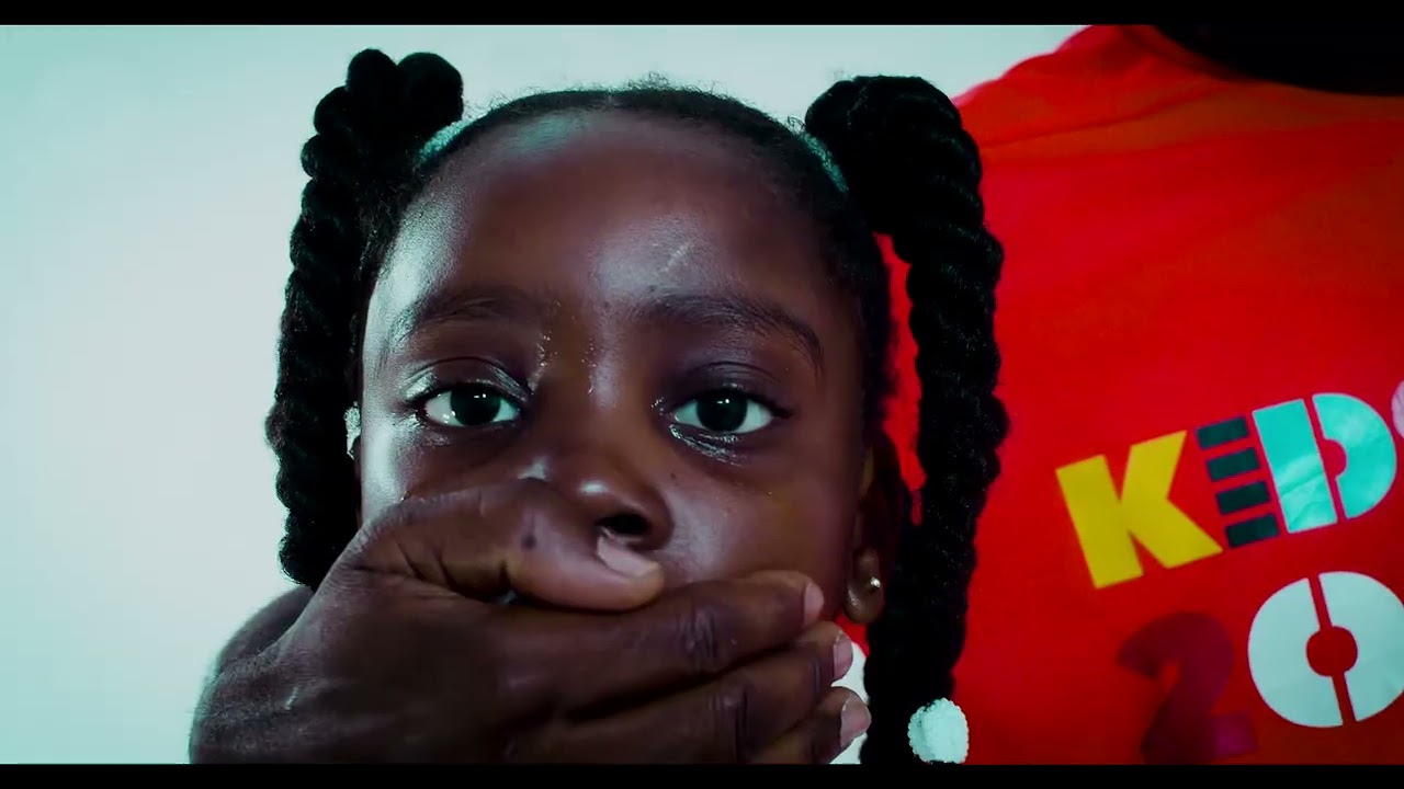 Jotabe Banga feat Lueji Prazeres - Mundo Desumano   (oficial vídeo)