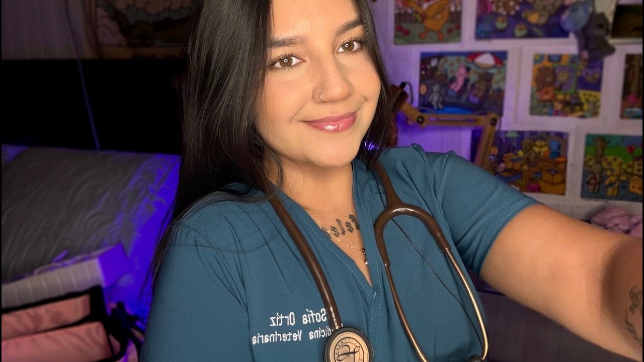 ASMR en Español | QUE LLEVO EN MI BOLSO DE VETERINARIA ❤️🐶