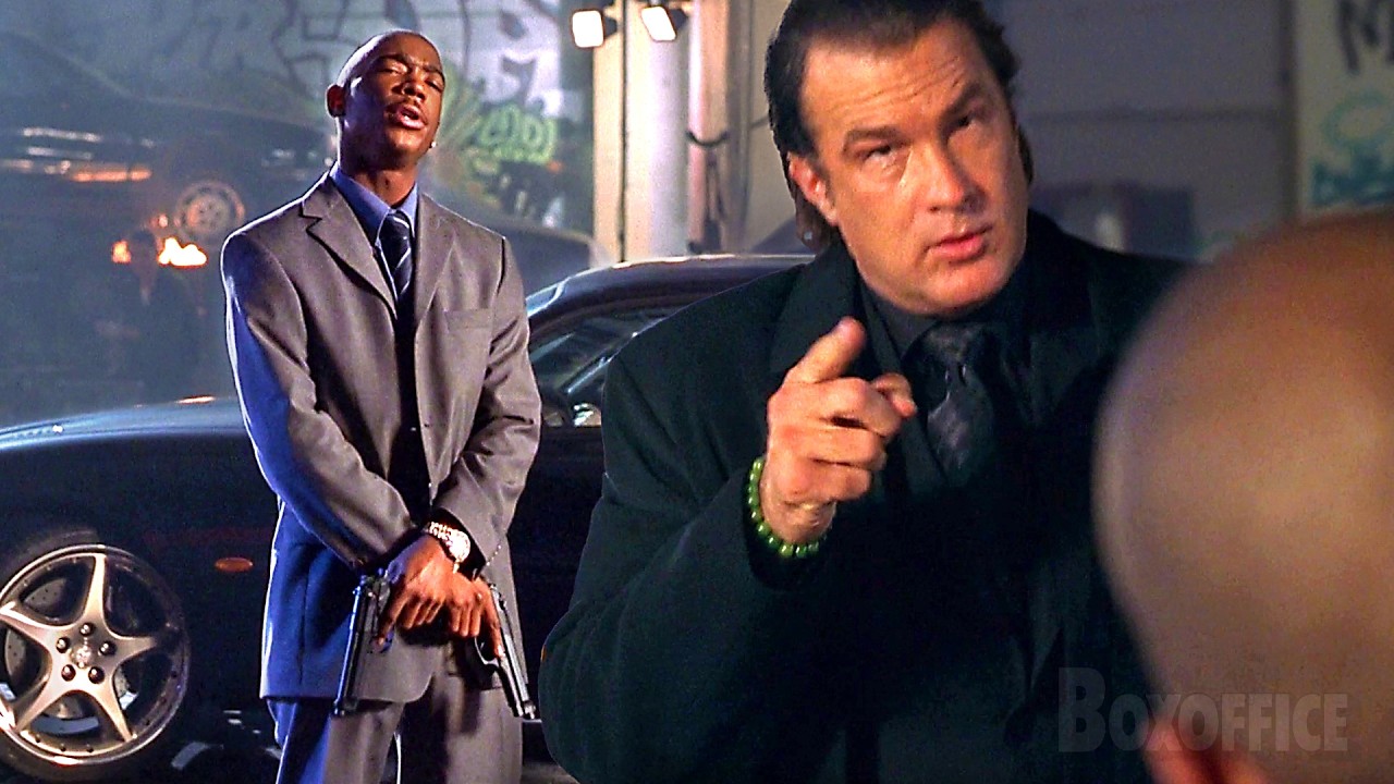 El FBI intentando atrapar a Steven Seagal conduciendo a lo loco | Medio muerto | Clip en Espa&ntilde;ol