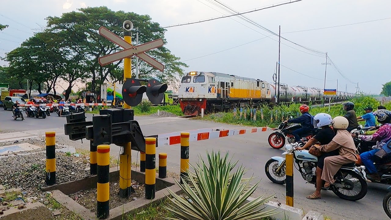 Perlintasan KA By Pass Gempol Pasuruan Sore Hari