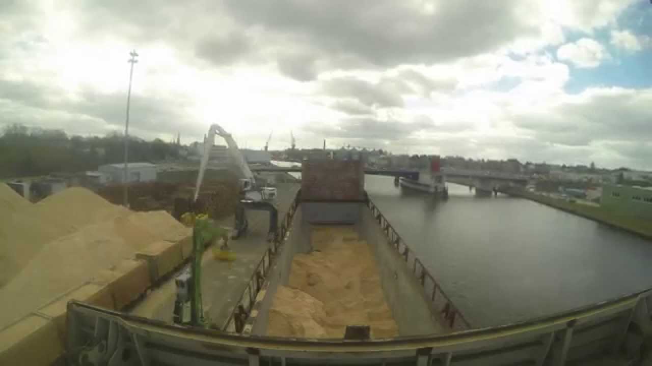 Loading woodchips in L&uuml;beck