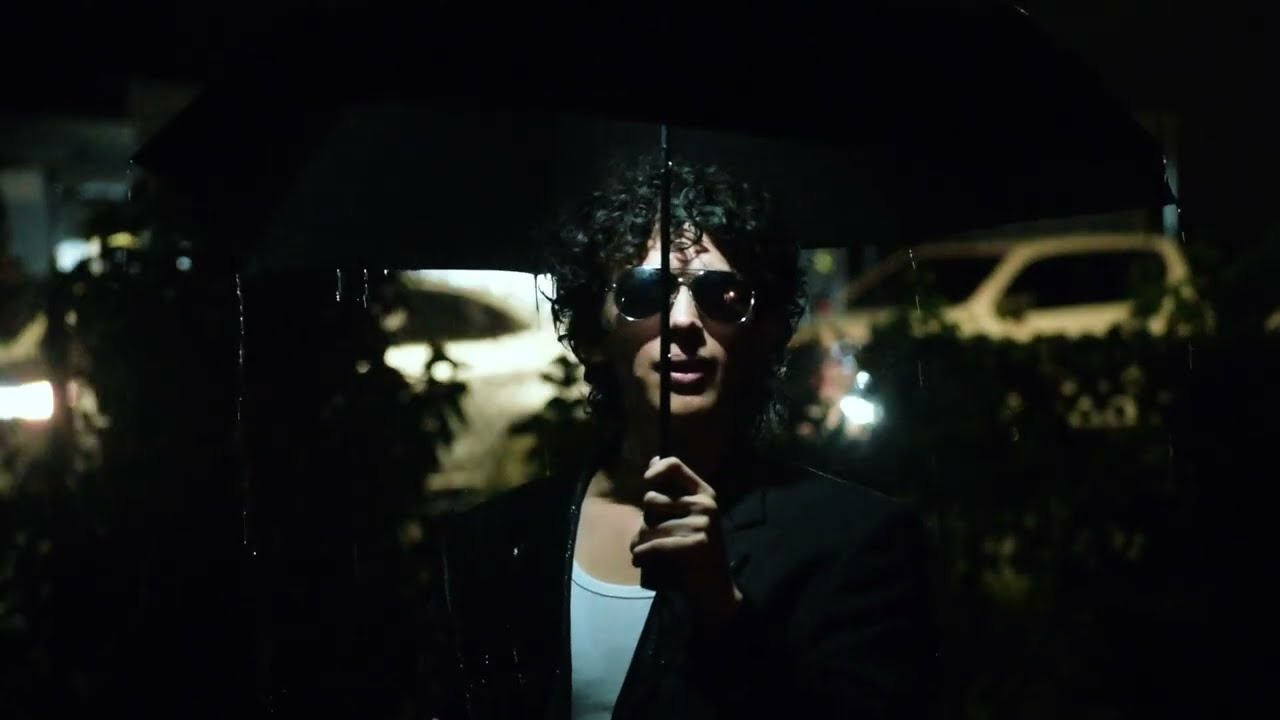 Carlos Denham - La Ciudad Donde Siempre Llueve (Video Oficial)