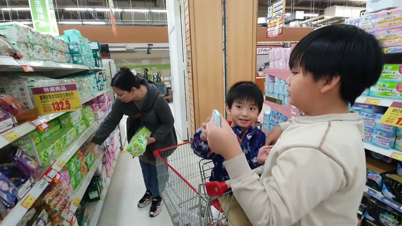 湊2000元打9折 買了快3000元買什麼？全家逛超市過年大採買｜咚4y0m17d 桐10y9m