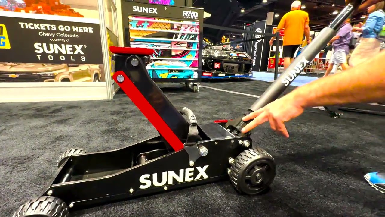 SUNEX Tools 2 Ton Off-Road Jack with Rad Dan Burkett at the ISN Show