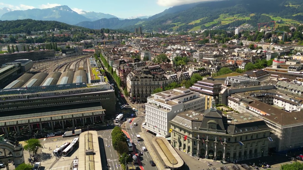 Drohnenflug Monopol mit Blick &uuml;ber die Stadt Luzern