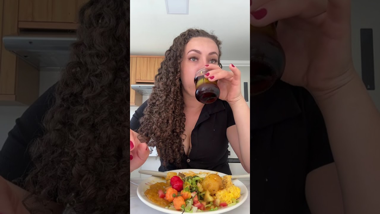 O almoço de hoje é pirão e cuscuz no padrão Ju