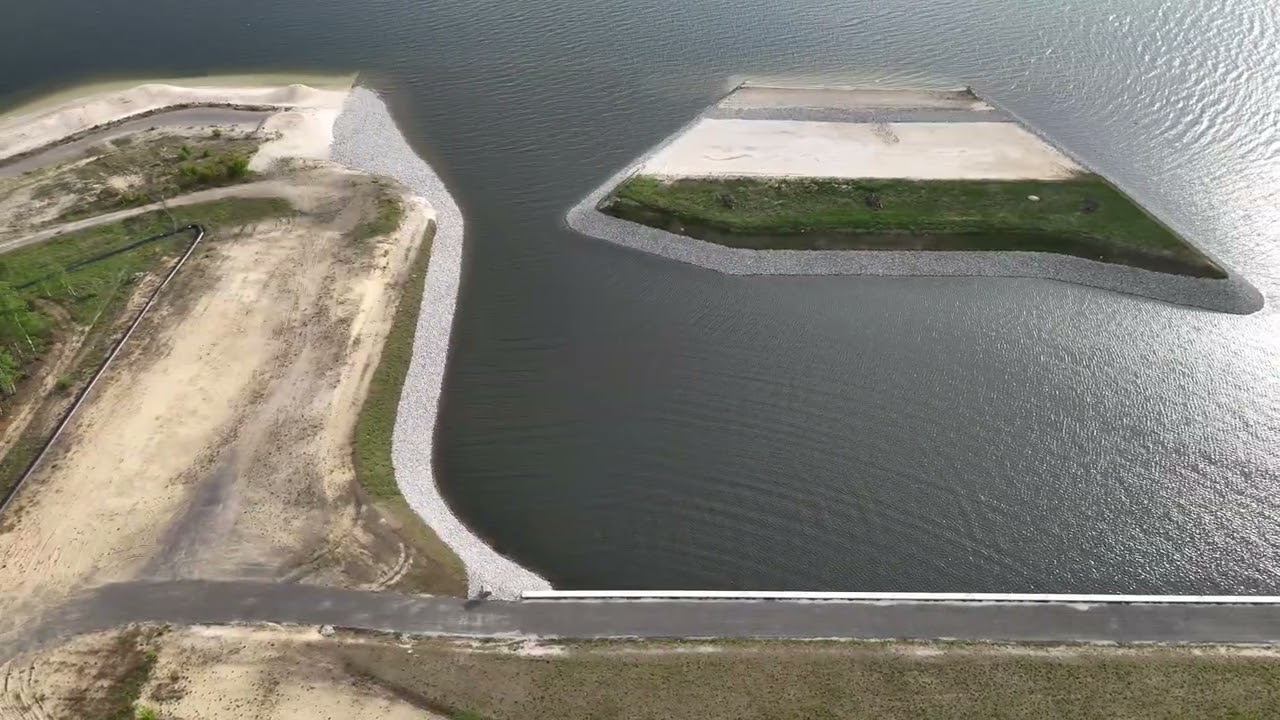 Cottbuser Ostsee am Hafen Neuendorf. 15.04.24 Wasserstandskontrolle
