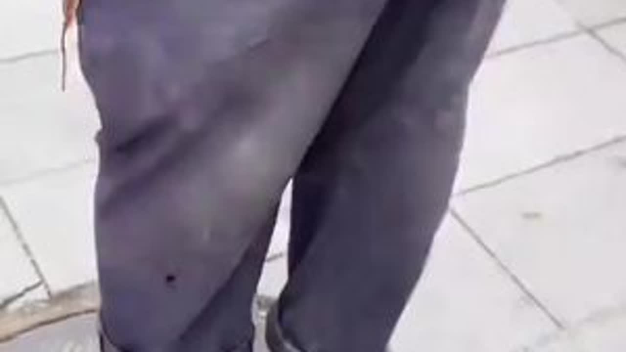 #动作这一块拿捏死死的😂 #广东亮仔 #街头随拍 #看一遍笑一遍 亮仔徒弟周时发来了