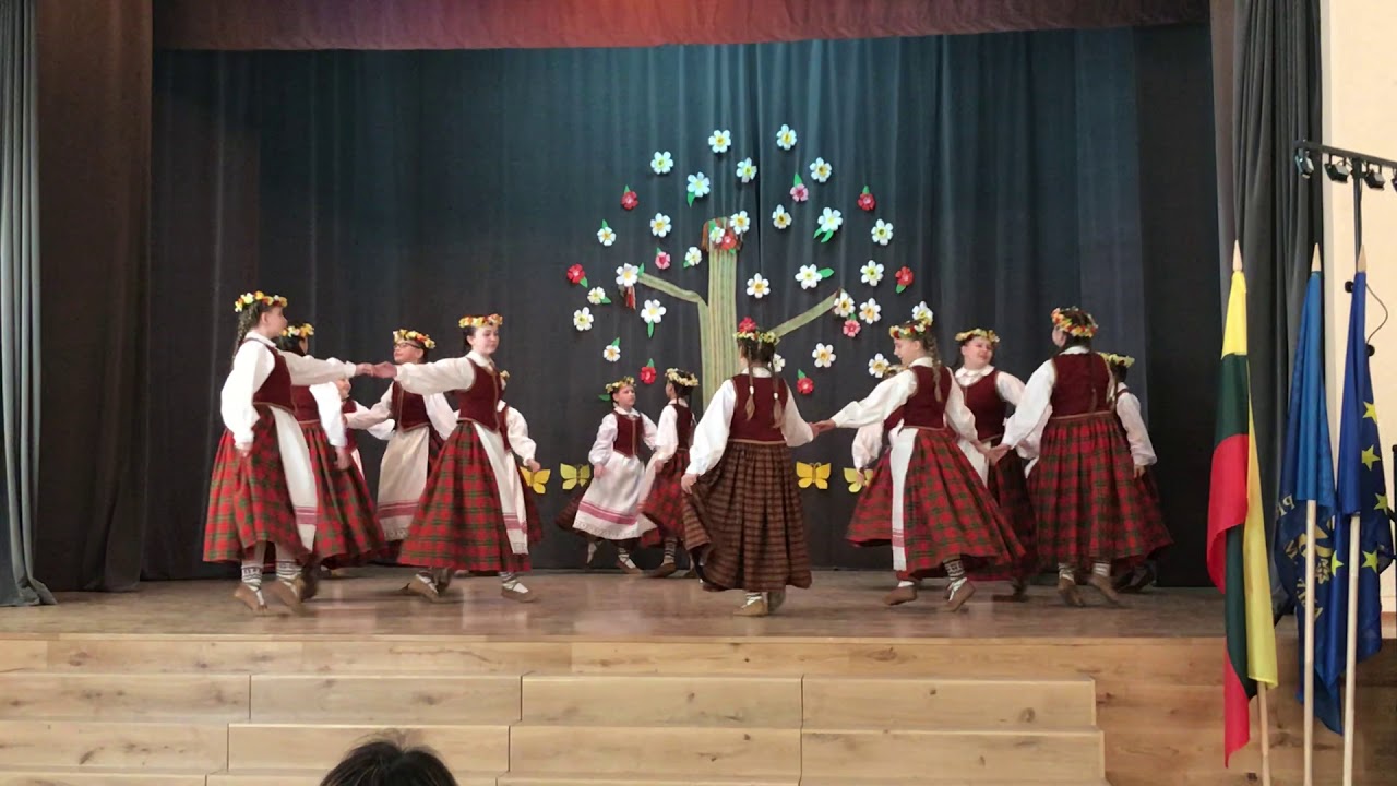 Pinuoklėlis / Liaudiškų šokių studija „Šermukšnėlė“