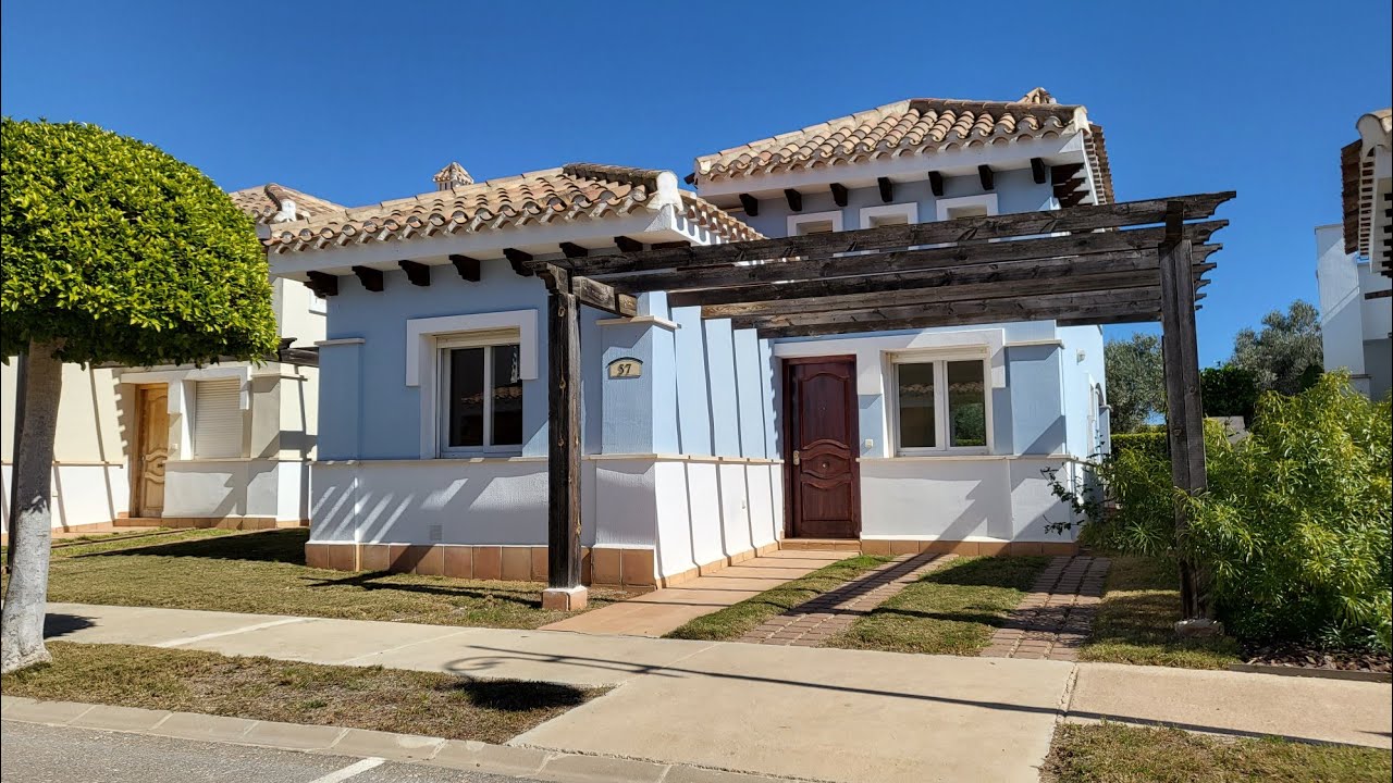 Отдельная вилла с 2 спальнями и 2 ванными комнатами на гольф-курорте Mar Menor, 120 000 евро