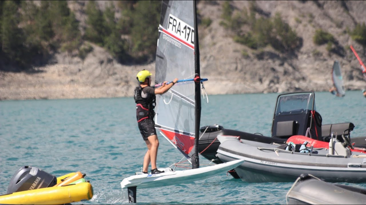 Régate de windfoil à Serre Ponçon