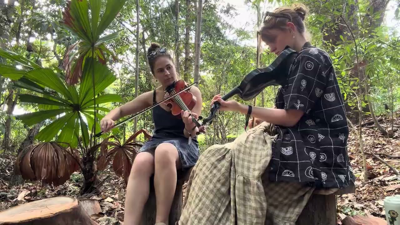 Gennem Sneed - Lucy Kammermann & Luisa Hickey
