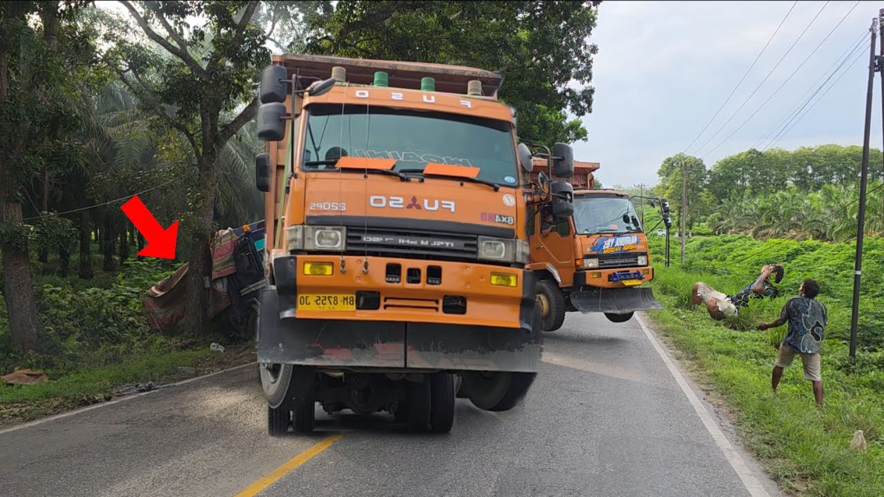Sangat Dramatis || Dua Truck Fuso Berjuang  Keras Tarik Truck Masuk Ke Parit Gajah