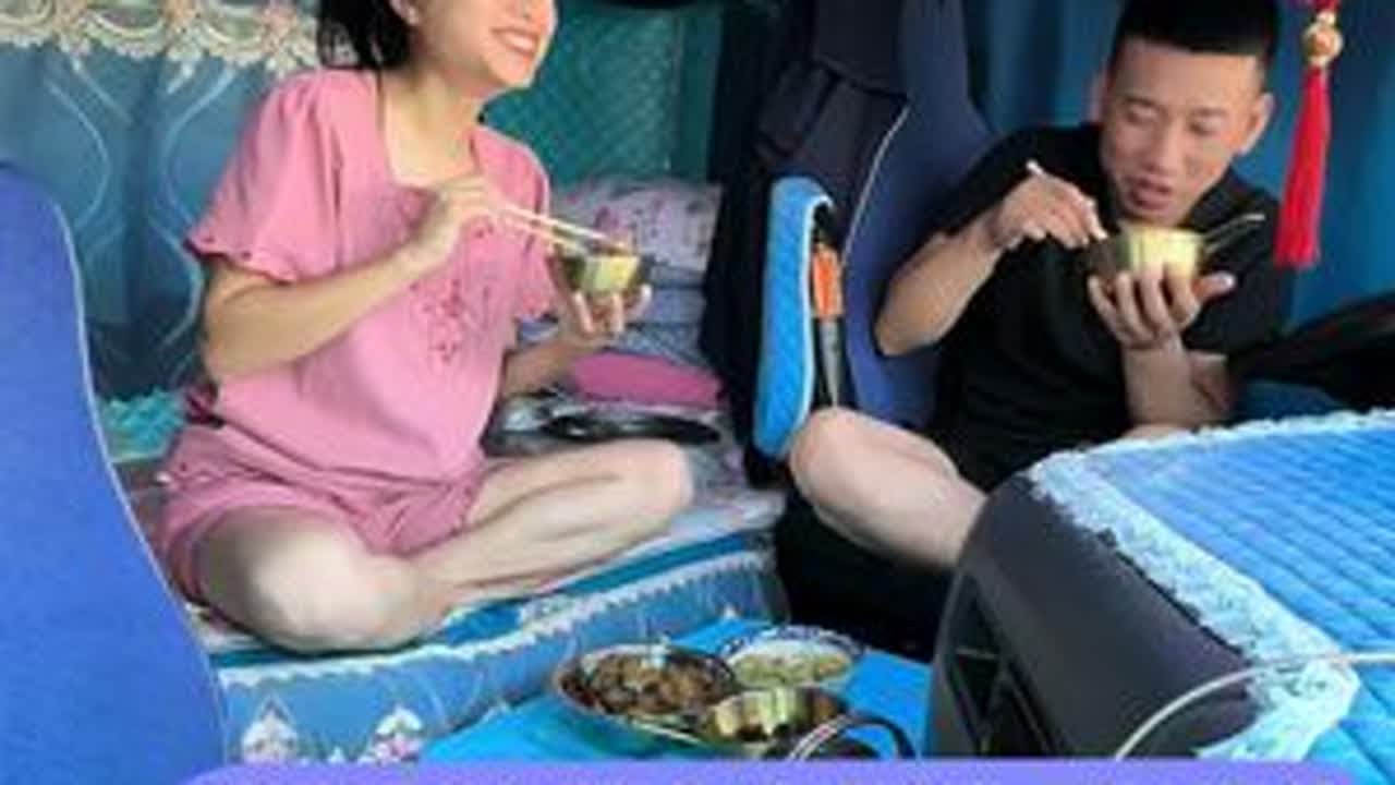 我和刘宝的卡车生活、哪有什么岁月静好，只是有人为你负重前行，不求大富大贵，只求平平安安！感谢大家支持！#三农 #记录真实生活 #记录卡车生活 #夫妻日常 #vlog日常 @抖音小助手