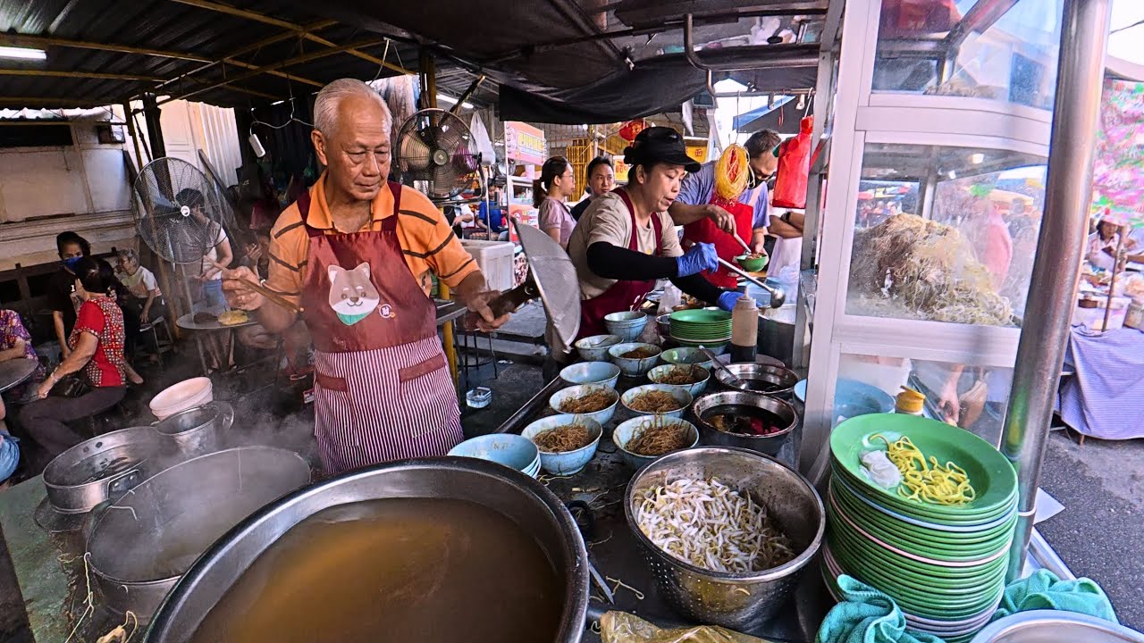 Non Stop Action! 50 Year Old Wantan Mee Stall at Jelutong Market Serves Hundreds Every Day!
