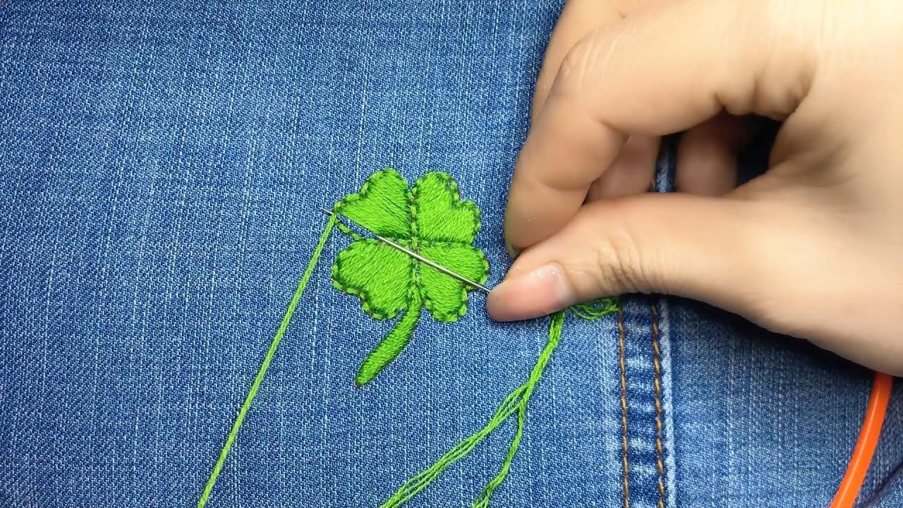 Вышейте счастливый четырехлистный клевер, чтобы закрыть маленькую дырочку на джинсах.