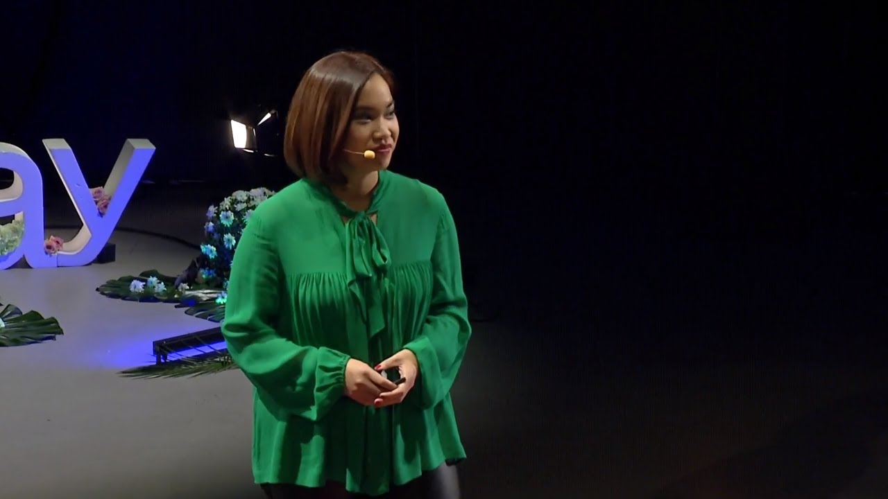 Des jeux vidéo à l'e-Sport, parcours d'une e-combattante épanouie | Kayane Kayane | TEDxSaclay