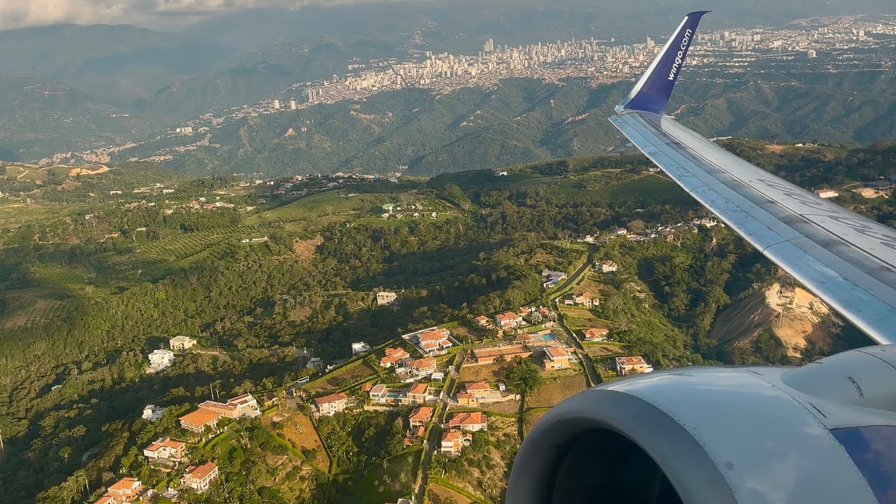 Wingo Boeing 737-800 despegando de Bucaramanga Palonegro