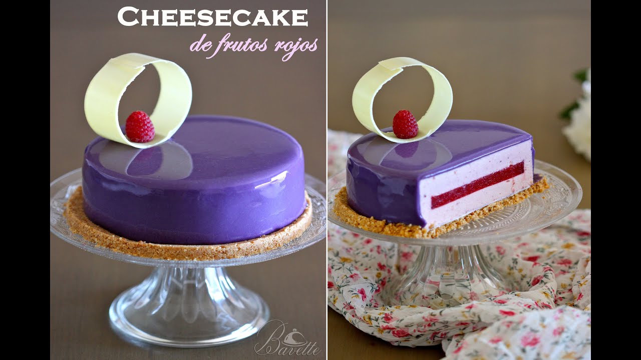 Cheesecake de frutos rojos y glaseado violeta brillante