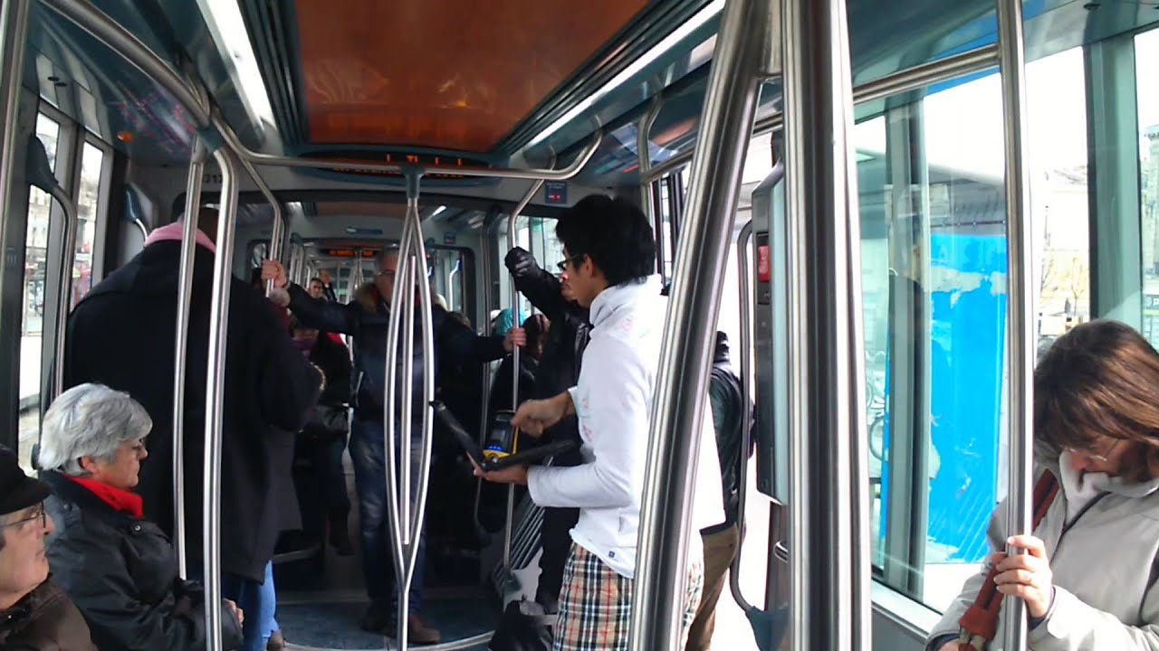 fumeurs et fumeuses dans un tram à Bordeaux
