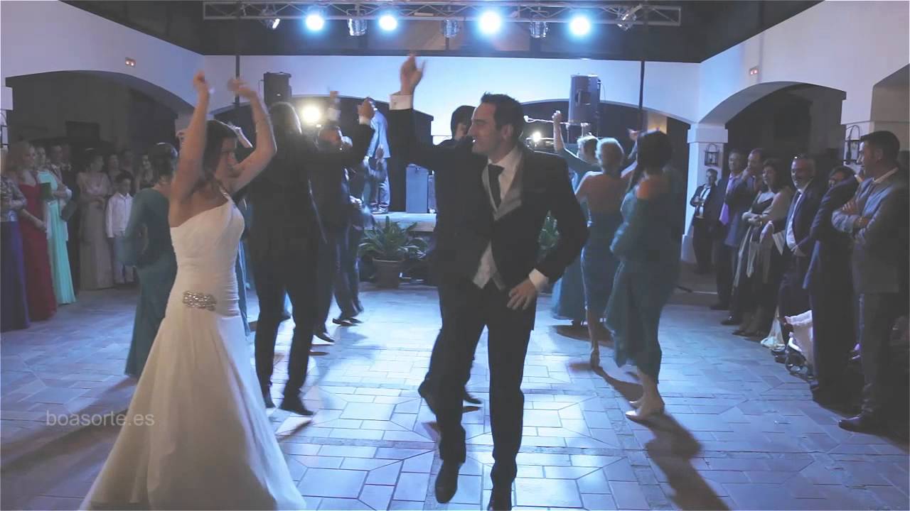 Baile en grupo original en una boda