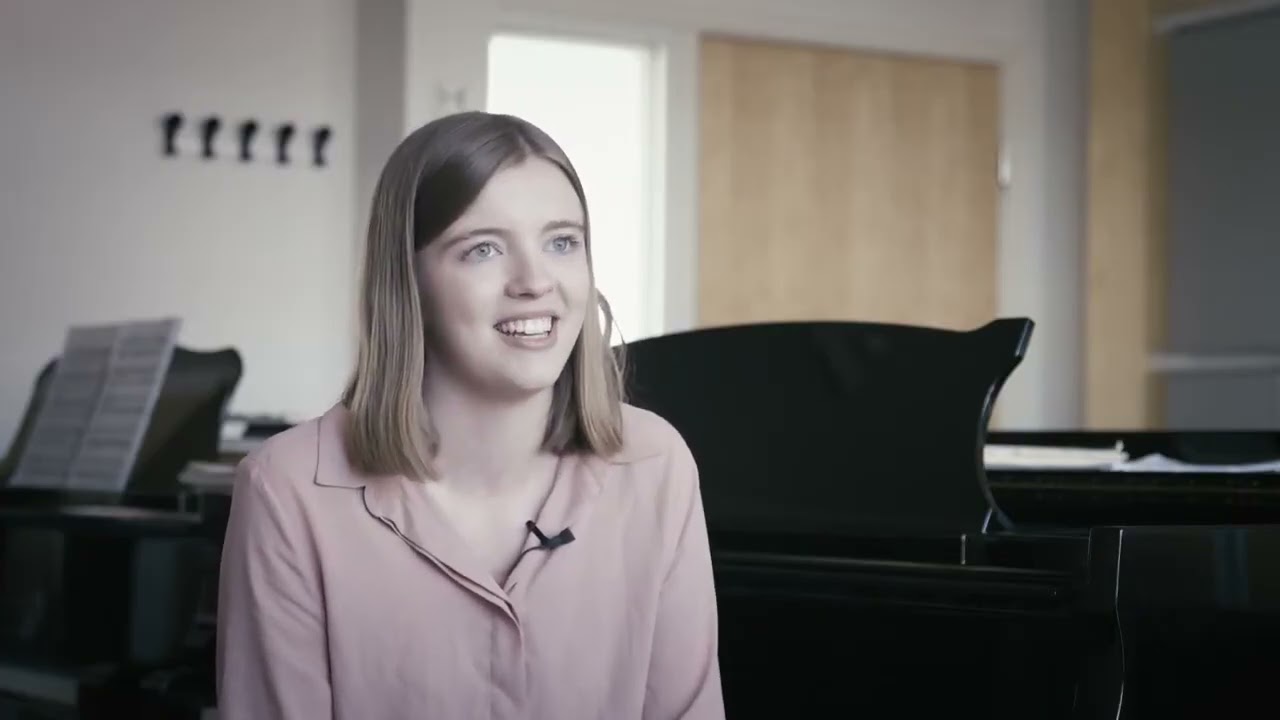 Studer klaver på Norges musikkhøgskole (synstolket)