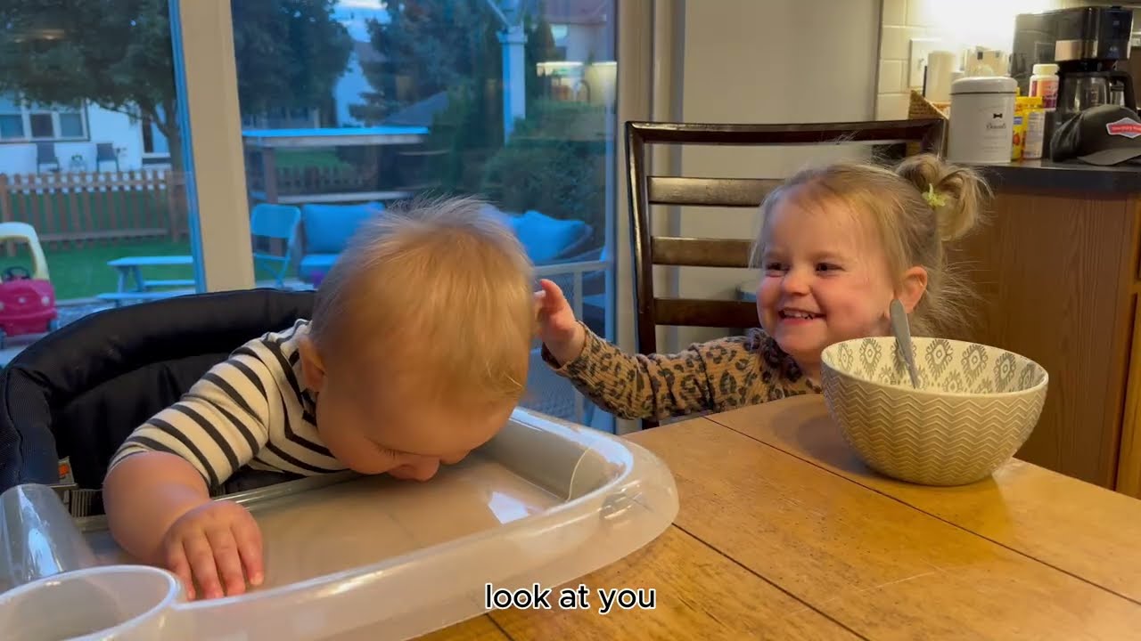 9-месячный малыш пробует макароны с сыром вместе с младшей сестрой! (Милое на свете!!)