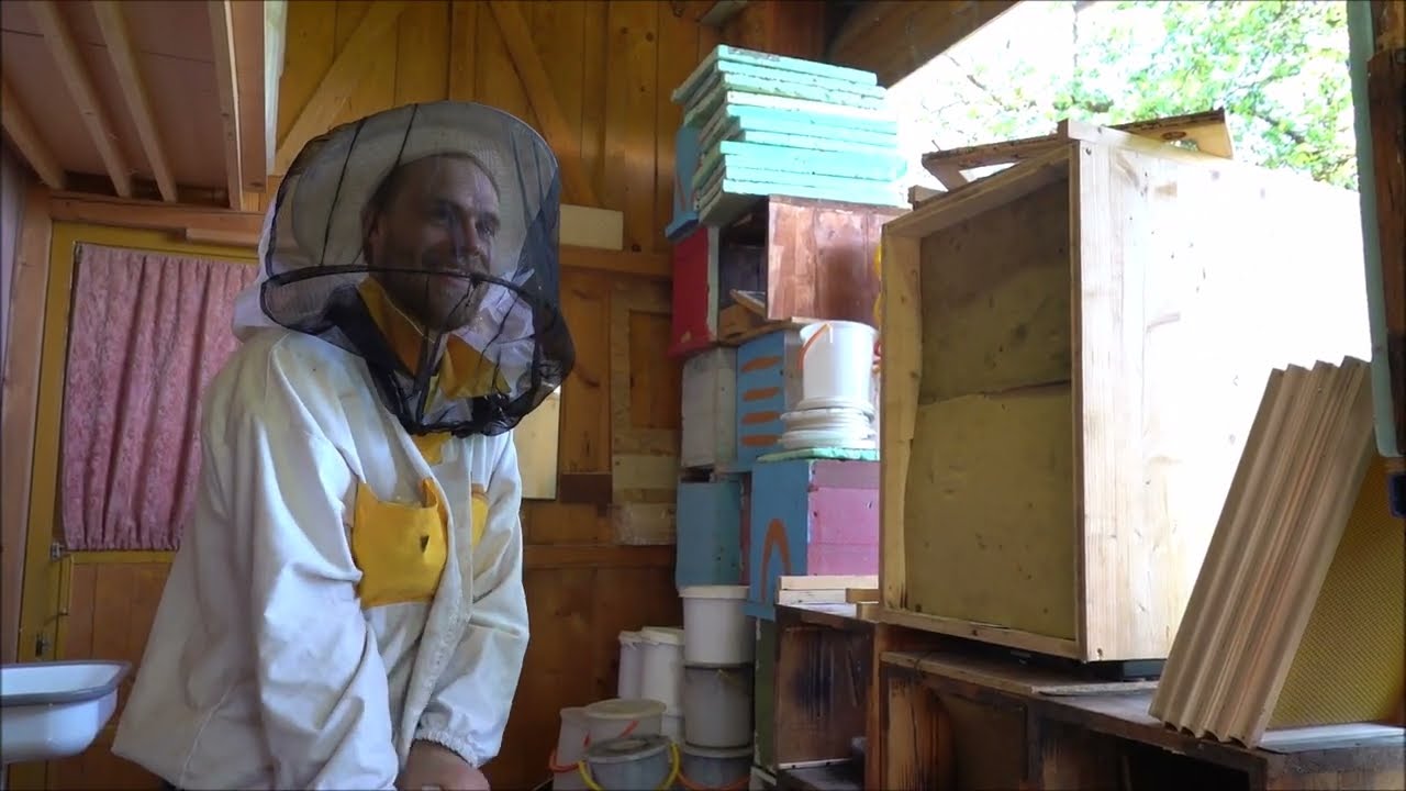 Dominik Jelenc is demonstrating management of the colony with swarm cells.