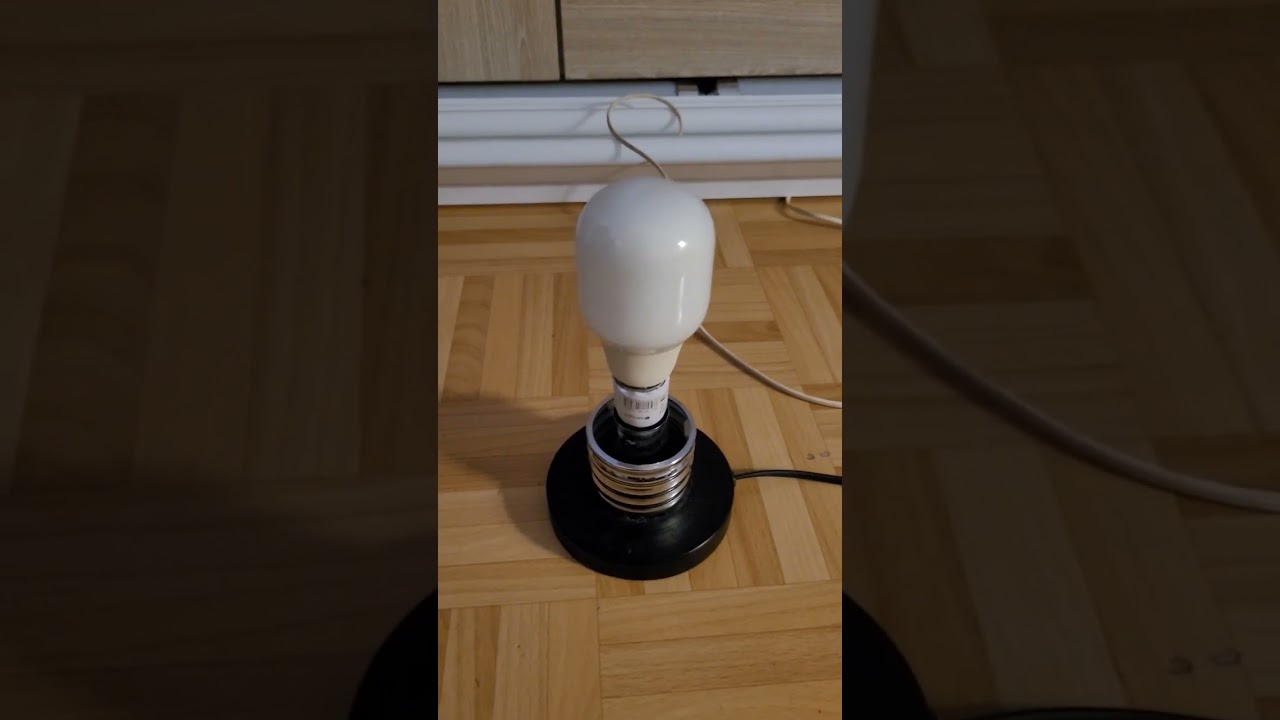Allumage d'une lampe fluocompacte PHILIPS Softone 20W 230v E27 au ralenti